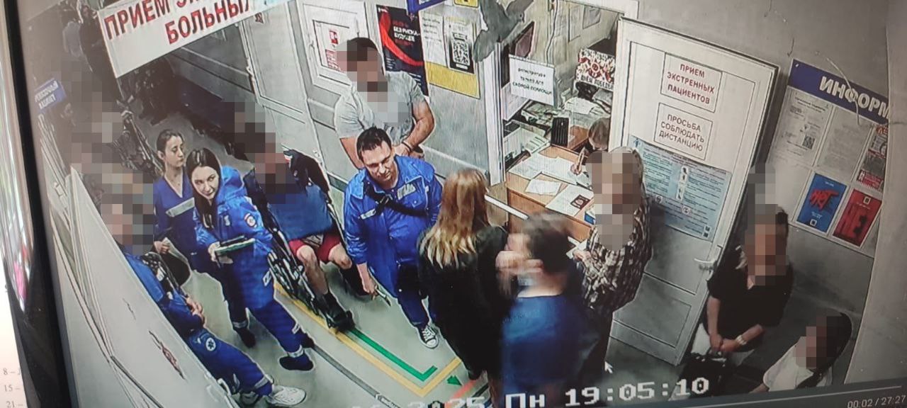 Приёмное отделение скорой помощи Ставрополя перегружено Только за 23 июня зафиксировано 242 обращения, в 87 случаях люди пришли самостоятельно. Это больше, чем вызовов по скорой — их 72, отмечают представители больницы скорой помощи Ставрополя. «Экстренная служба снова перегружена. Обращаем внимание: приёмное отделение — для пациентов, нуждающихся в неотложной медицинской помощи!» — предупреждают ставропольцев.