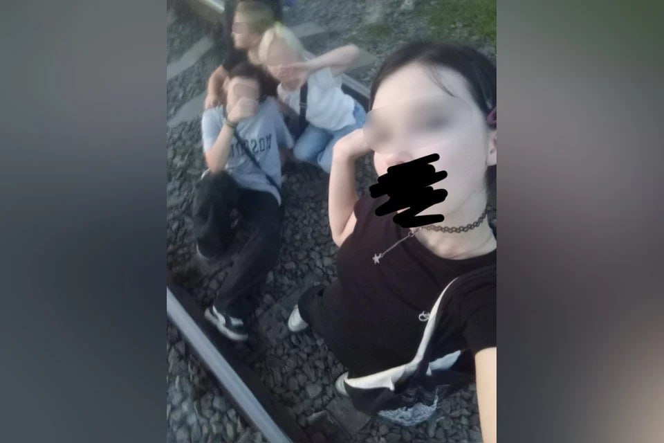 Легли на рельсы ради лайков поезд едва успел затормозить В Курганской области пятеро школьниц устроили экстремальную фотосессию прямо на железнодорожных путях Самой младшей девочке 10 лет старшей 16 Девочки хотели сделать крутые кадры для соцсетей и легли на рельсы В этот момент мчался грузовой поезд от станции Чистое к Щучью Машинист вовремя заметил детей сработали тормоза девочки убежали все остались живы Поезд задержался на 11 минут Выяснилось что это не первый подобный случай школьницы уже устраивали фотосессии на железной дороге и выкладывали кадры в специальный канал в соцсетях С девочками провели строгие беседы Родителей привлекли к административной ответственности а старшую 16 летнюю оштрафовали на 500 рублей за проход по рельсам в неположенном месте   Подписаться на chelkp