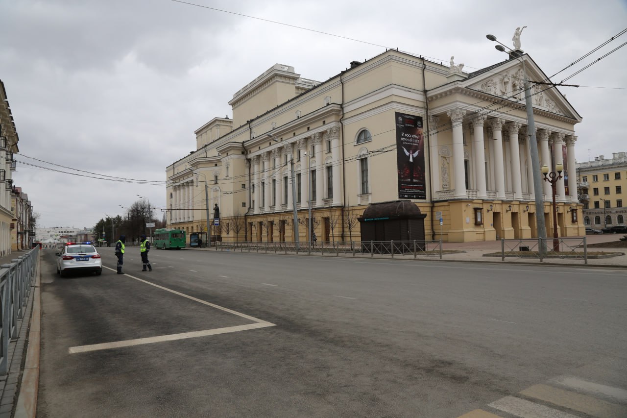 Два человека пострадали при столкновении легковушек в центре Казани  На пересечении улиц Пушкина – Большая Красная водитель Hyunda не уступил дорогу BMW, который двигался по улице Большая Красная в прямом направлении.  В результате столкновения пострадала 23-летняя девушка-водитель Hyundai и пассажирка BMW. На месте работают автоинспекторы.   Подпишитесь: