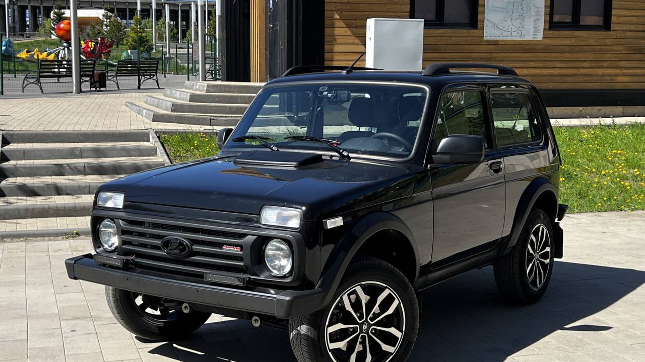 Продажи Lada Niva Sport обвалились в пять раз модель может быть снята с производства По информации СМИ продажа хоть одного автомобиля в месяц у дилеров считается успехом Раньше завод в месяц делал по 250 внедорожников а сейчас меньше 50 Сообщается что АвтоВАЗ сейчас решает что делать менять прайс или признать модель провальной