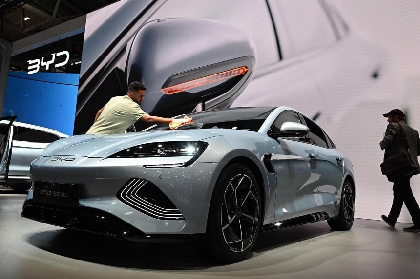 Китай исключил электромобили из списка стратегических отраслей Синьхуа опубликовало новый пятилетний план экономического развития в нем не нашлось поддержки электромобилям Впервые за 15 лет производство автомобилей на новых источниках энергии NEV не вошло в список стратегических отраслей теперь для Поднебесной важнее квантовые технологии водородная и ядерная энергетика Председатель КНР Си Цзиньпин ранее уже критиковал стратегии производителей электромобилей призывая их воздержаться от перепроизводства и не снижать цены Мы стремимся направить все заинтересованные стороны к принятию разумного рационального и реалистичного подхода в своей работе и воздержаться от поспешных новых инициатив заявил он Таким образом в Китае официально признали предложение начало опережать спрос Внутренний рынок перенасыщен а проблемы со сбытом на Западе разрешить пока не удается Что теперь будет с китайским автопромом Все останется по прежнему просто чуть сбавят обороты Многие бренды закроются или перейдут на автомобили с ДВС Это начало конца Китайский автопром придет в упадок без господдержки Прислать новость EVforum Наши чаты   evРынок