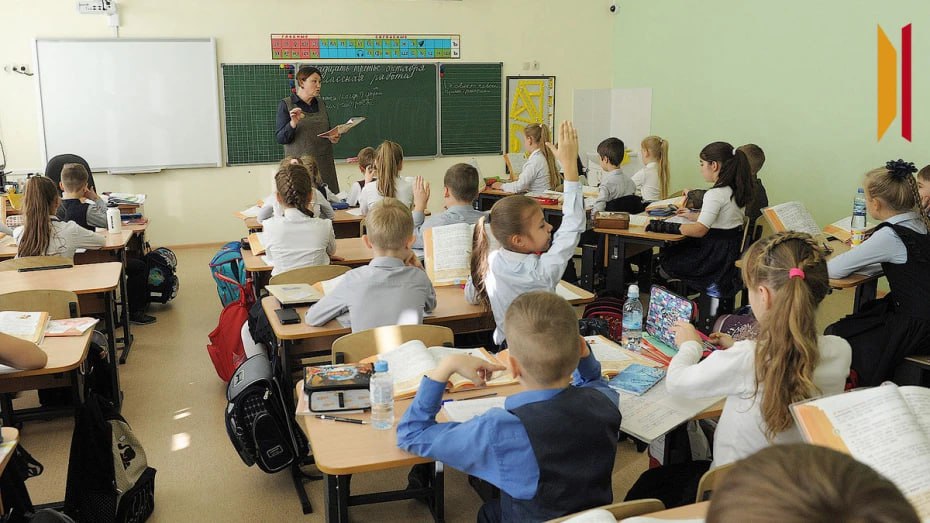 Воронежская городская дума утвердила повышение окладов педагогов и работников детсадов и школ Изменения коснутся всех категорий сотрудников педагогов воспитателей технического и административного персонала Соответствующие решения приняли депутаты городской думы в рамках второго заседания шестого созыва парламента Для педагогических работников оклады по профессионально квалификационным группам увеличатся на 3 для остальных категорий на 7 Кроме того повысится размер выплат за выслугу лет при стаже от 3 до 5 лет 535 рублей ранее 300 рублей свыше 5 и до 10 лет 642 рубля ранее 400 рублей свыше 10 и до 15 лет 910 рублей ранее 650 рублей свыше 15 лет 1177 рублей ранее 900 рублей Подписывайтесь на канал РИА Воронеж в Max