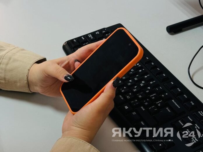 Мошенники обманули жительницу Ленского района на 6,8 млн рублей Жительница Ленского района стала жертвой дистанционных мошенников, в результате которой она потеряла 6 844 000 рублей. По информации ведомства, женщина получила звонок от мошенников, которые представились сотрудниками почты и сообщили о необходимости получения посылки. В ходе разговора потерпевшая, доверившись злоумышленникам, передала им код доступа к своему личному кабинету на сервисе «Госуслуги». Подробнее читайте по ссылке Фото: Мария Архипова / «Якутия 24»