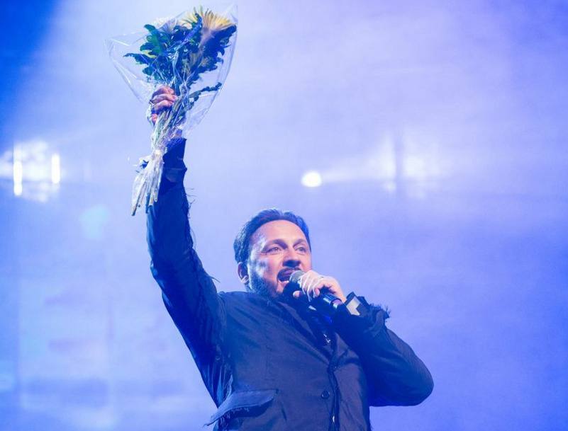 Поклонники Стаса Михайлова отсудили у него 2 млн за сорванный концерт в Екатеринбурге Концерт певца должен был состояться 6 апреля 2024 года однако мероприятие дважды переносили а затем оно так и не прошло После очередного срыва организатор концерта компания Рок Фест перестал выходить на связь и не отвечал на запросы о возврате денег за билеты Роспотребнадзор обратился в суд в интересах 119 зрителей Суд удовлетворил иск и обязал организатора вернуть стоимость билетов и сервисный сбор а также выплатить неустойку за нарушение сроков компенсацию морального вреда и штраф Общая сумма взысканий превысила 2 миллиона рублей В ведомстве уточнили что ранее организаторы объясняли отмену концерта решением артиста После того как в октябре 2024 года выступление в Екатеринбурге вновь не состоялось Роспотребнадзор предложил зрителям присоединиться к коллективному иску