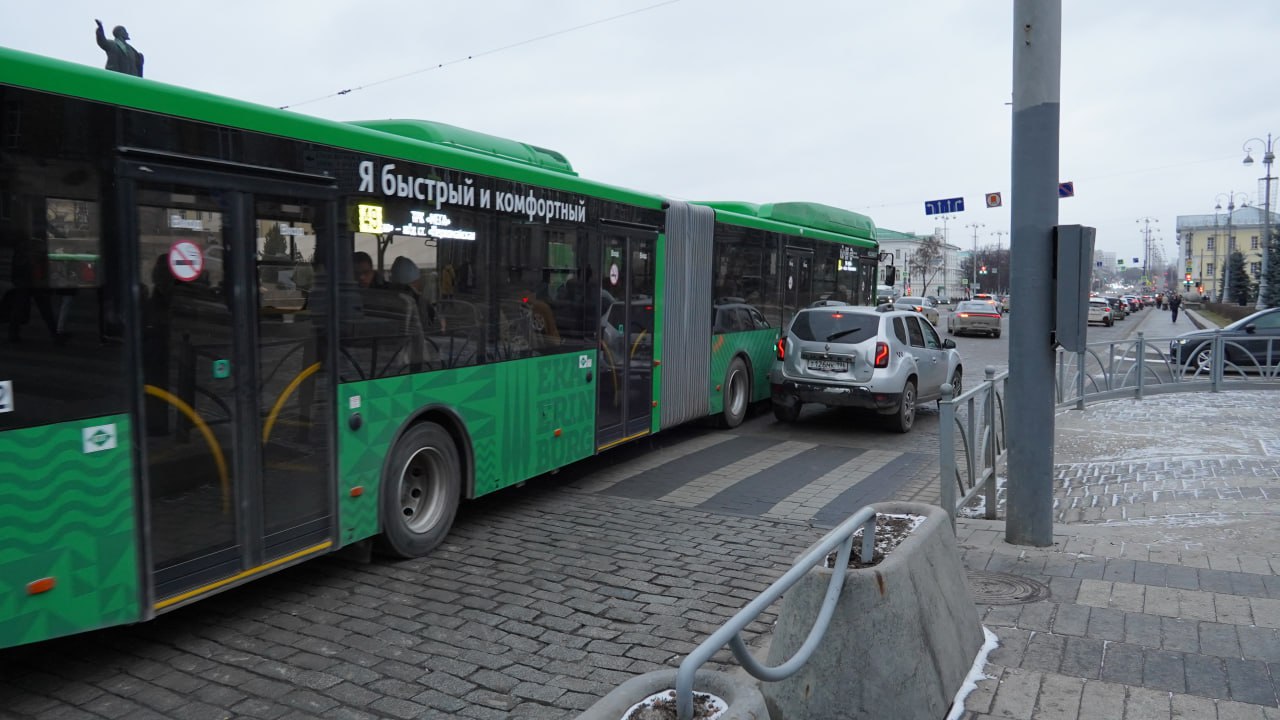 Власти Екатеринбурга за 2026 года хотят обособить 48 километров трамвайных путей и сделать 8 4 километра выделенных полос для автобусов Как сообщили в пресс службе городской администрации соответствующее постановление подписал глава Екатеринбурга Алексей Орлов Бортовым камнем или делиниаторами обособят трамвайные пути по 14 зонам протяженностью 48 6 километра говорится в сообщении Речь идет о трамвайных путях на улицах Луначарского Энтузиастов Донской Викулова Радищева Куйбышева Победы Малышева Высоцкого Старых большевиков Челюскинцев Гагарина 8 Марта и по проспекту Ленина Выделенные полосы должны появиться на проспекте Космонавтов улицах Орджоникидзе и Малышева