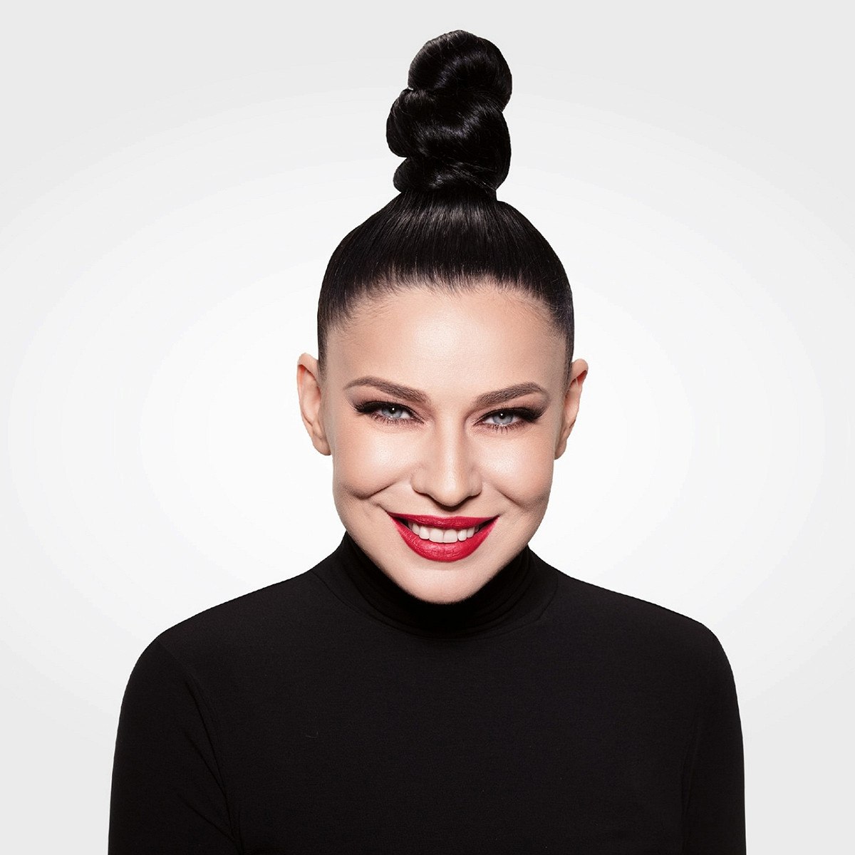 Певица Ёлка во время выступления на российском Золотом граммофоне в Москве убрала упоминание Украины из песни Прованс Сама певица родилась в украинском Ужгороде Вместо строчки завтра в 7 22 я буду в Борисполе сидеть в самолёте и думать о пилоте певица спела завтра в 7 22 я буду лететь к тебе сидеть в самолёте и думать о пилоте