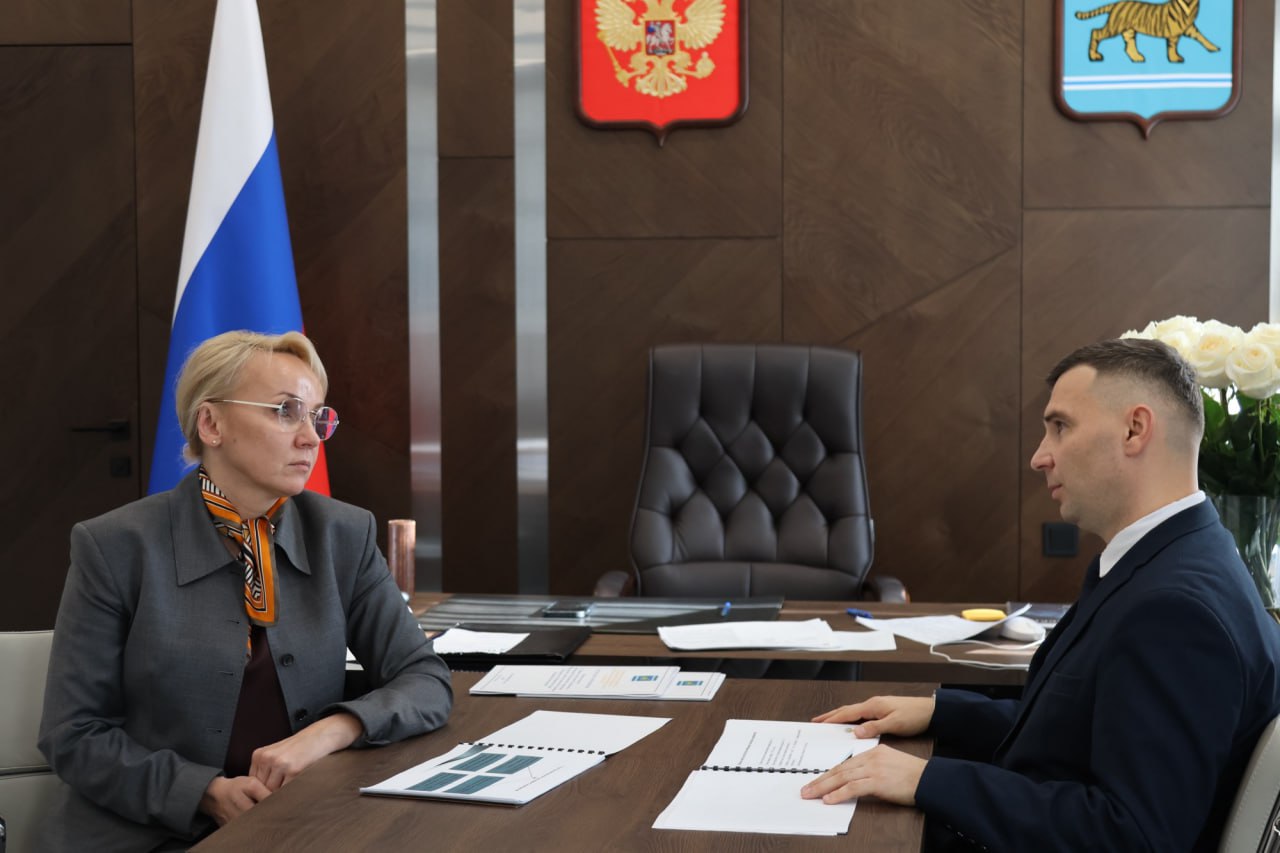 Встретилась с руководителем Управления Роспотребнадзора по ЕАО Павлом Викторовичем Копыловым Обсудили итоги работы ведомства за 9 месяцев этого года Роспотребнадзор провел более 550 контрольных надзорных и профилактических мероприятий В этом году особое внимание уделили созданию безопасных условий для детского отдыха Эта работа дала результат после всех проверок работу начали 63 из 64 оздоровительных организаций Они полностью соответствовали санитарно эпидемиологическим требованиям Продолжаем контролировать качество школьного питания Проверки показали что многие организации не следят за температурой горячих блюд занижают калорийность и массу порций Прошу родителей сообщать о таких случаях полноценное питание в школе напрямую влияет на успеваемость детей и их здоровье Также обсудили вакцинацию против сезонного гриппа Вакцинироваться можно до ноября включительно и на бесплатной основе Для удобства земляков прививочные пункты открыли во всех медицинских организациях и их структурных подразделениях Продолжим совместную работу с Роспотребнадзором чтобы поддерживать в автономии достойный уровень жизни Регистрируйтесь в Max и подписывайтесь на мой канал