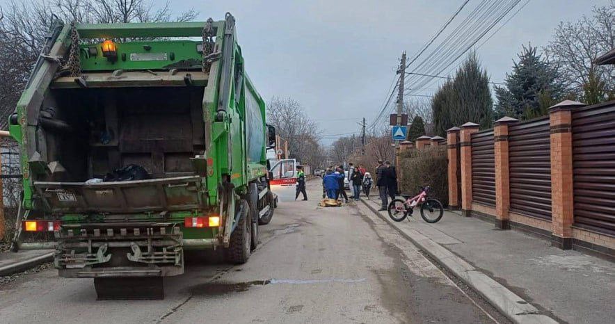 Мусоровоз насмерть сбил женщину с детской коляской в Ростове   Женщина переходила дорогу на улице Фасадной. Она погибла на месте происшествия, ребенок в коляске не  пострадал. Погибшей было 66 лет.   Обстоятельства трагедии уточняются.