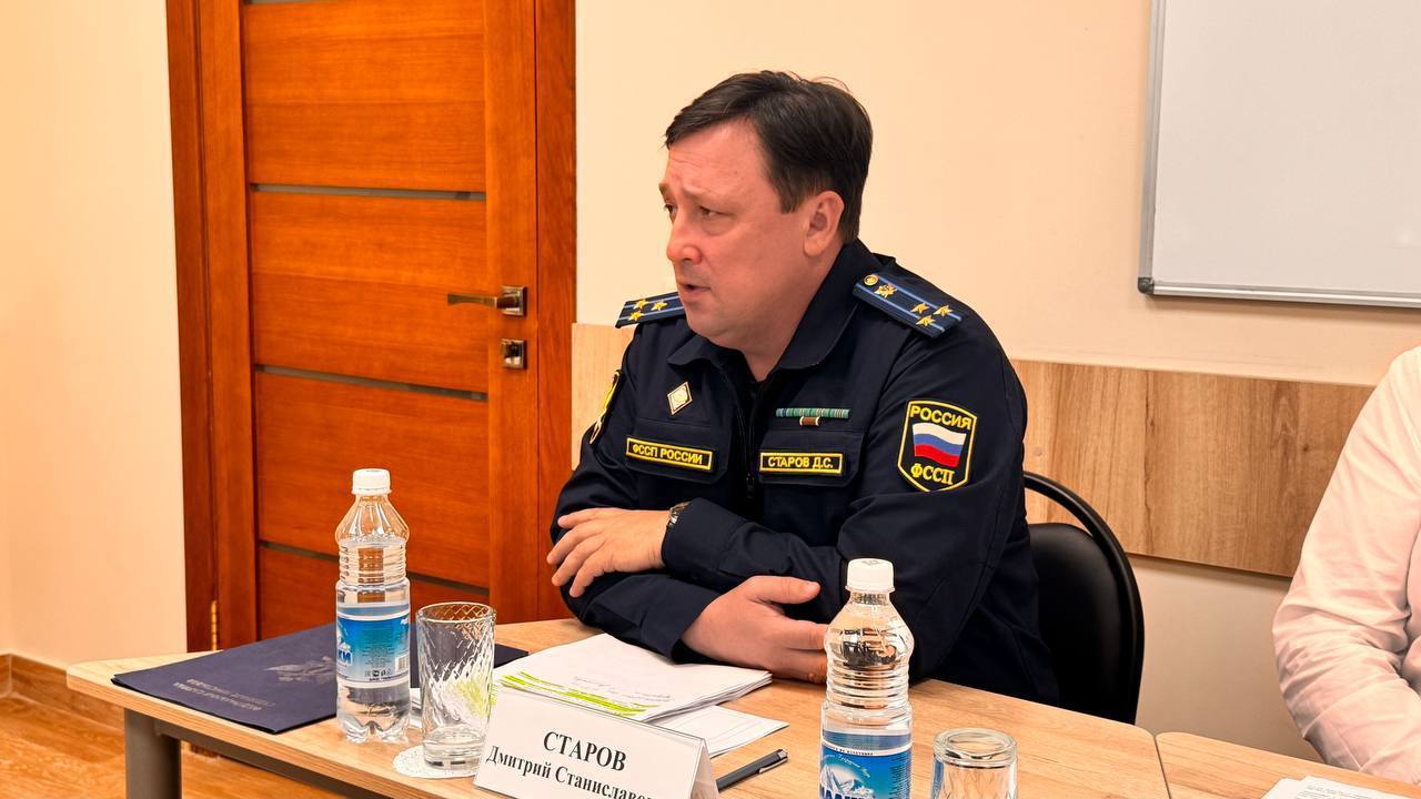 Заместитель начальника окружного управления Генпрокуратуры России Антон Климов в ходе рабочей поездки в Камчатский край провел личные приемы граждан, участников специальной военной операции и членов их семей В мероприятиях приняли участие исполняющий обязанности прокурора края Альберт Новопашин, руководитель Государственного фонда «Защитники Отечества» Наталья Малеева, представители региональных органов власти, правоохраны и муниципалитетов. На встречах затронуты актуальные темы исполнения законодательства в социальной сфере и соблюдения прав участников специальной военной операции. Жители города Вилючинска рассказали об отсутствии в городской больнице современного аппарата для проведения ультразвукового исследования, ненадлежащем содержании детских площадок, неэффективной работе местной администрации при отлове безнадзорных животных. Представители социально уязвимых категорий граждан пожаловались на нехватку лекарств, неполучение мер поддержки в связи с инвалидностью, незаконный отказ в предоставлении средств краевого материнского капитала. Длительное введение в эксплуатацию фельдшерско-акушерского пункта стало основанием для обращения жителей с. Крутогоровский Соболевского района. Заявители из Тигильского и Быстринского районов просили оказать содействие в проведении ремонта общего имущества многоквартирного дома, спортивной площадки и уличного освещения. Вопросы предоставления региональных выплат и льгот по налоговым и коммунальным платежам, в том числе приостановления начисления пени на период участия в спецоперации, подняли члены семей участников СВО. По итогам приема по всем поступившим обращениям будут незамедлительно организованы надзорные мероприятия. Их результаты поставлены в Генеральной прокуратуре Российской Федерации на контроль.