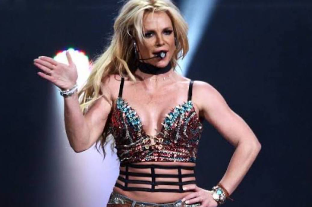 Бритни Спирс продала права на свой музыкальный каталог компании Primary Wave приблизительно за 200 млн долларов сообщает телеканал NBC со ссылкой на источник знакомый с деталями сделки По данным TMZ соглашение было подписано 30 декабря Певица довольна сделкой и отметила это событие в компании своих детей