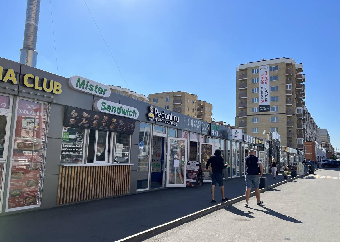 Когда все проблемы решены! Вывески в Краснодаре оформят в едином стиле На приведение вывесок в порядок коммерсантам предоставят отсрочку — от 3 до 9 месяцев. — Если собственник это не сделает, демонтаж проведём своими силами, — сообщил мэр Краснодара Евгений Наумов. Проверять каждую вывеску будут сотрудники администрации. Запрещено использовать текст на иностранных языках, напомнил глава кубанской столицы. прислать новость/фото