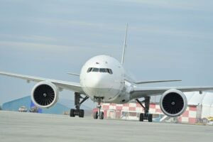 В аэропортах Казани и Нижнекамска ввели временные ограничения В аэропортах Казани и Нижнекамска ввели временные ограничения. Об этом сообщает Росавиация. Воздушное пространство над Казанью закрыли в 3:35 утра. Примерно с 4:55 приостановил работу и аэропорт Бегишево. Подписаться Сообщить новость