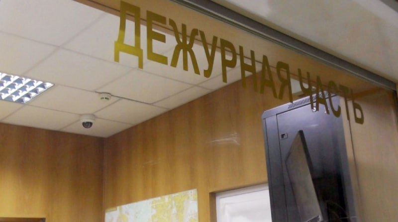 Житель Кунашакского района потерял 1,3 миллиона рублей на фальшивой бирже Всё началось с сообщения в мессенджере, после чего с мужчиной связался якобы «специалист». Он убедил жертву установить специальное приложение и перевести 100$ для начала работы. После первого успешного вывода небольшой суммы мужчина поверил в надежность схемы и продолжил вкладывать деньги. Когда на счету скопилась значительная сумма – 1,342 миллиона рублей, попытка вывода средств оказалась безуспешной. Мошенники потребовали дополнительные взносы, после чего потерпевший осознал обман и обратился в полицию. ПОДРОБНЕЕ URALPRESS.RU