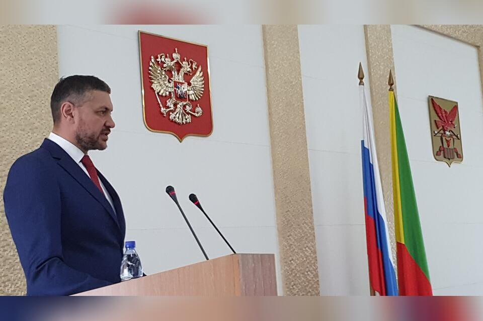 Агентство АПЭК опубликовало апрельский рейтинг влияния глав субъектов России. Губернатор Забайкальского края Александр Осипов снова оказался среди аутсайдеров. Главы регионов России разделены на 3 группы – «очень сильное влияние», «сильное влияние» и «среднее влияние». «Экспертный опрос, на результатах которого основан рейтинг наиболее влиятельных губернаторов в России, проводится методом закрытого анкетирования. В нем принимают участие политологи, политтехнологи, медиаэксперты, журналисты», – говорится в сообщении. Эксперты оценили влиятельность губернатора Забайкальского края Александра Осипова в 5,70 балла. Он расположился на 71 месте из 89. Заслуженно? - да - нет