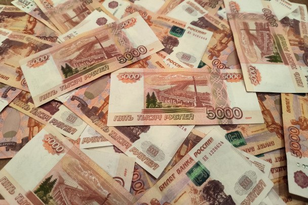 В Петербурге пенсионер отдал мошенникам 18 млн, под Лугой поймали другого дропа Как сообщает полицейский главк 4 июля, накануне в десятом часу вечера на улице Комсомола в поселке Оредеж остановили Hyundai Solaris с 25-летним водителем. Это случилось после обращения жительницы Луги, которая рассказала, что ее 86-летнюю мать обманули мошенники. Пенсионерка поверила, что внучка попала в ДТП и передала курьеру на и 150 тысяч рублей. Он уехал на корейской иномарке. Кроме того, накануне вечером в полицию обратился 87-летний петербуржец. Пенсионер рассказал, что в мае ему позвонили незнакомцы, затем он в два этапа передал курьеру 18 млн рублей.