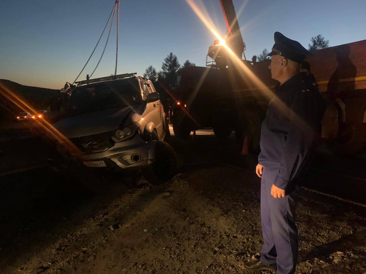 В Сковородинском округе произошло ДТП с погибшим 11 августа 2025 года в вечернее время на 817 км федеральной автомобильной дороги «Амур» 27-летний водитель автомобиля Хонда Инсайт, выполняя маневр обгона, выехал на полосу встречного движения, где допустил столкновение с движущимся во встречном направлении автомобилем УАЗ под управлением 29-летнего мужчины. В результате дорожно-транспортного происшествия 21-летний мужчина - пассажир Хонды скончался на месте, водитель и 18-летний пассажир легкового автомобиля, а также 55-летняя пассажирка автомобиля УАЗ доставлены в ГБУЗ АО «Сковородинская больница» с травмами различной степени тяжести, 14-летняя пассажирка автомобиля УАЗ получила ушибы, от госпитализации отказалась. На место для координации деятельности правоохранительных органов выезжал прокурор Сковородинского района Владимир Боженко. По факту ДТП возбуждено уголовное дело по ст. 264 УК РФ, ход и результаты его расследования на контроле в прокуратуре района.