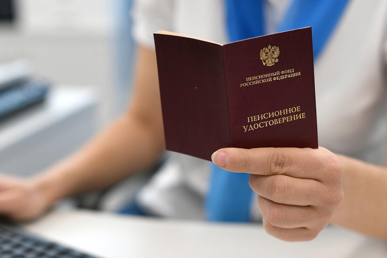 Пенсии работающих пенсионеров вырастут с 1 августа. С 1 августа работающим пенсионерам пересчитают пенсии с учетом стажа и страховых взносов, уплаченных работодателями за последний год. Это приведет к росту количества пенсионных баллов и, соответственно, к небольшому увеличению выплат. Максимальная прибавка составит 437 рублей. Перерасчет произойдет автоматически — обращаться в ПФР не нужно. Подписывайтесь на «Газету.Ru» Участвуйте в розыгрыше!