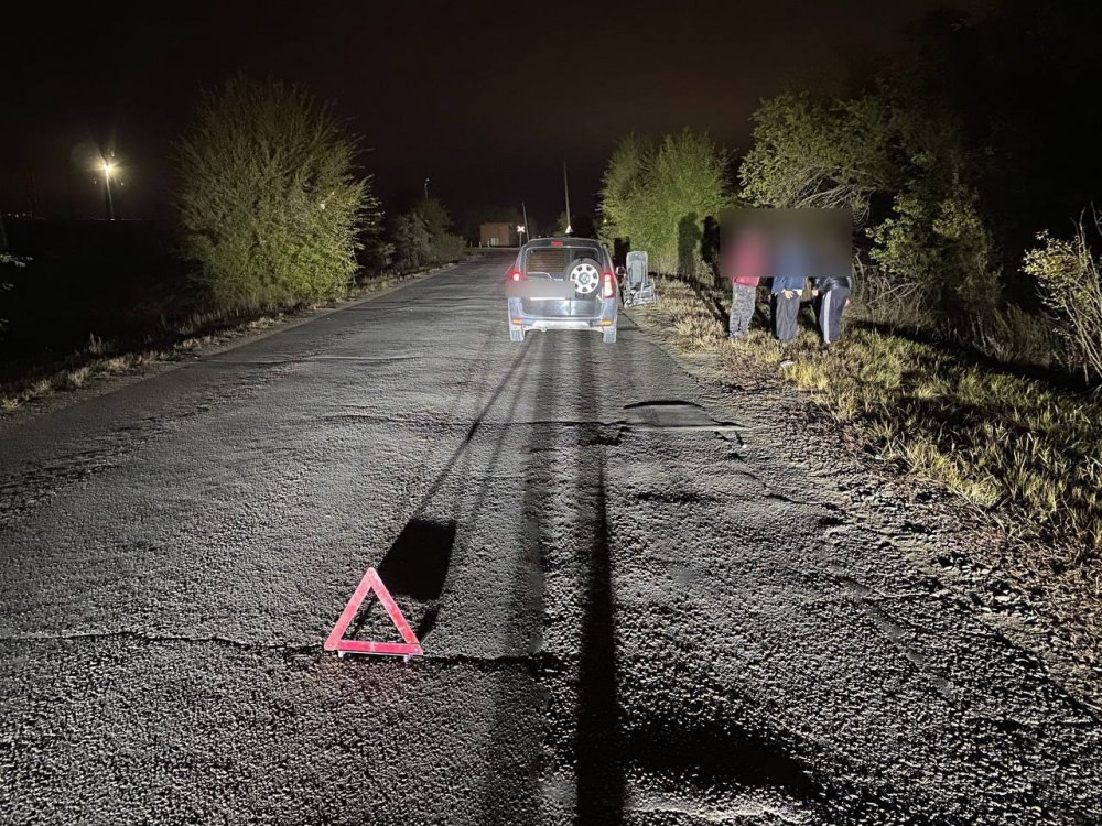 СК проверит дороги после ДТП в Первомайском где сбили инвалида колясочника Следователи Оренбургской области проверят инфраструктуру дорог в посёлке Первомайском после ДТП в котором пострадал ребёнок на инвалидной коляске Напомним авария произошла в начале октября 2025 года Lada Largus сбила 15 летнего подростка на инвалидной коляске и его дядю который сопровождал мальчика В итоге 42 летнего пешехода госпитализировали с различными травмами подростка медики осмотрели и отпустили домой Мама пострадавшего в ДТП ребёнка написала обращение главе СК России Александру Бастрыкину Она сообщила что на улице где произошла авария нет тротуара освещения знаков разметки Кроме того посёлке есть единственный мост через железнодорожные пути соединяющий две части посёлка Сооружение не оборудовано пандусами для людей на инвалидных колясках При этом на всё это женщина жаловалась неоднократно но результатов от её обращений нет Следователи региона организовали две процессуальные проверки