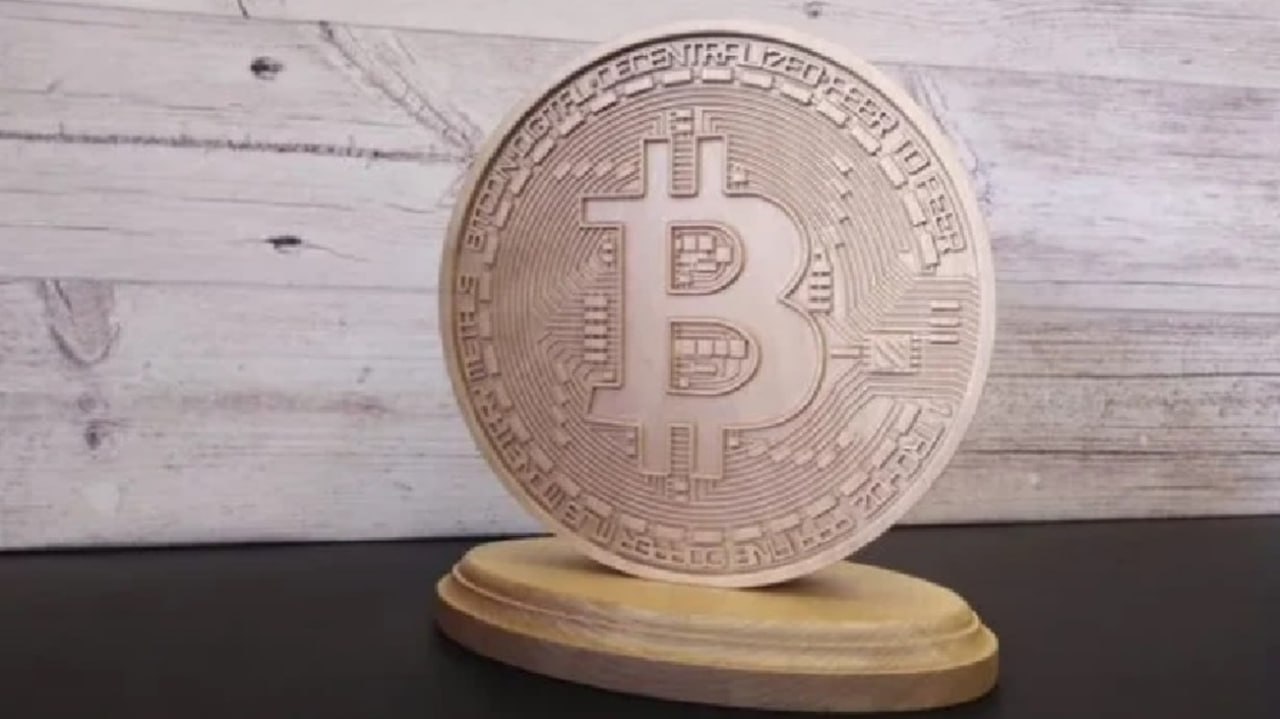 В Барнауле выставили на продажу деревянный биткоин за 2 5 млн рублей В Барнауле на известной площадке объявлений Авито появился сувенир в виде деревянного биткоина по цене 2 5 миллиона рублей Продавец позиционирует изделие как элегантный подарок и памятный предмет символизирующий мир цифровых технологий Сувенир выполнен из натурального дерева и предлагается в двух вариантах исполнения настенный размером 70 см и настольный 20 см В описании товара подчеркивается социальный аспект Так часть вырученных от продажи средств планируется направить на помощь людям с инвалидностью Автор объявления указал что отправит товар покупателю через транспортные компании Фото Авито Подписаться на amic ru   Мы в Max