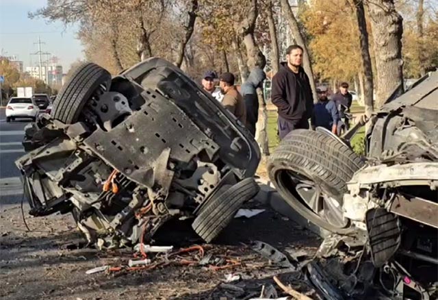 ДТП в Ташкенте Hongqi и BYD столкнулись один автомобиль раскололся В Ташкенте 3 декабря в 10 25 на Малой кольцевой дороге напротив дома 20 3 в Алмазарском районе произошло дорожно транспортное происшествие с участием автомобилей Hongqi и BYD   English O zbek tilida Ўзбек тилида На русском iOS Android