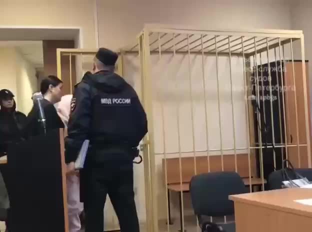 Суд признал няню виновной в смерти младенца и освободил ее из зала суда