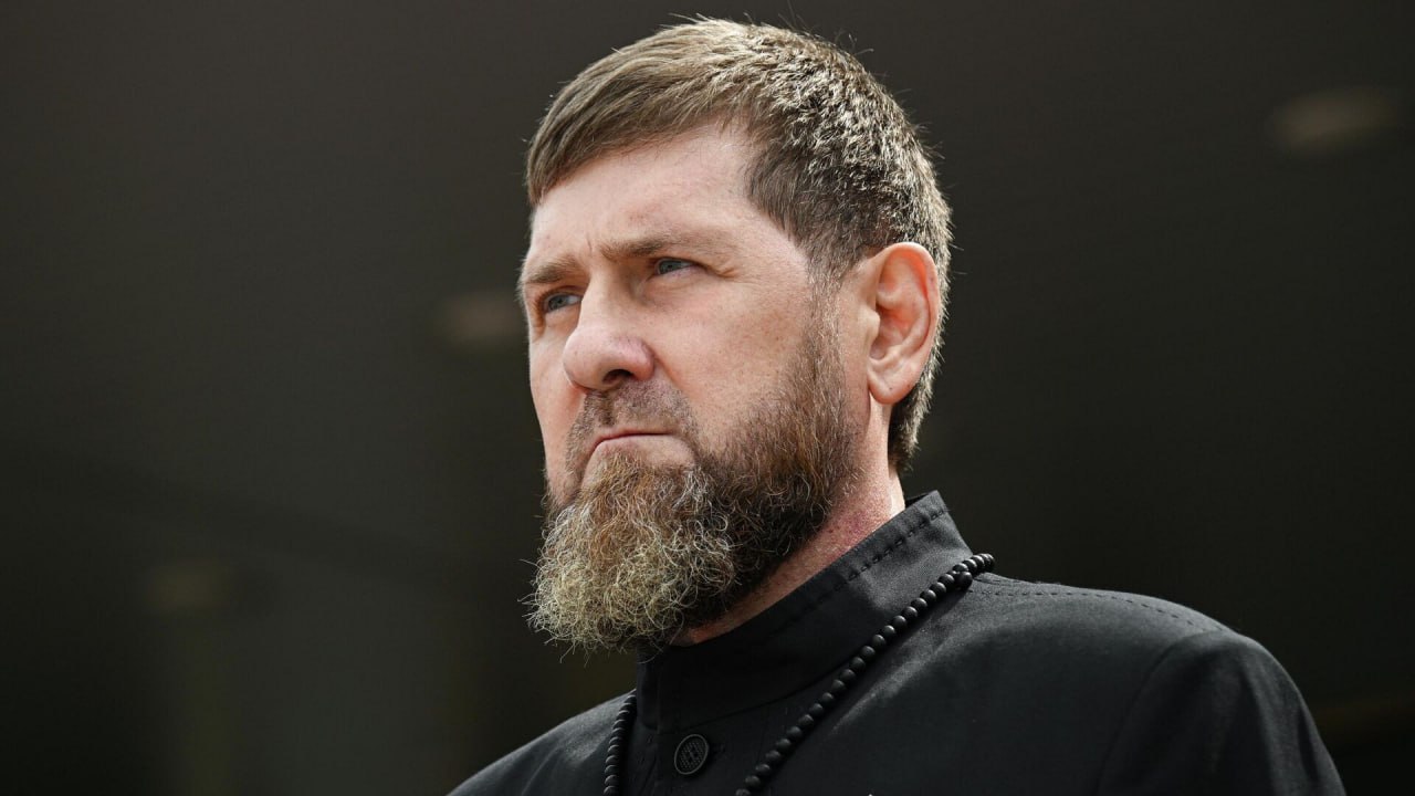 Рамзан Кадыров назвал все 30 наград его сына Адама заслуженными Все получены за его конкретные достижения заявил глава Чечни Я рос рядом с моим отцом всегда был рядом многому научился именно рядом с ним Адам тоже вырос рядом со мной Поэтому он уже имеет богатый опыт и знания Есть и практика Когда меня поставили на должность первого вице премьера правительства региона я тоже был молодым Тем не менее Владимир Владимирович доверил мне этот пост Адам тоже успешно справляется и я никаких претензий не имею хотя у меня спрос с него как с сына в разы больше Если это упрёк насчёт наград то я считаю что там нет незаслуженных рассказал Кадыров По словам главы Чечни все кто удостаивал Адама наград делали это за его конкретные достижения Подпишись на Говорит Москва