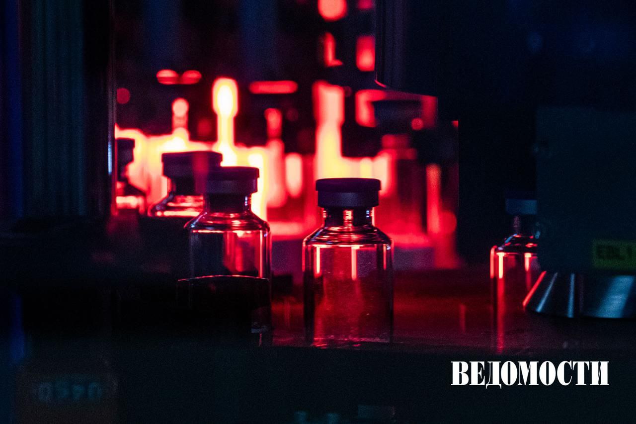 Первые три тестовые серии вакцины от рака выпущены в НИЦ эпидемиологии и микробиологии им Гамалеи сообщил глава центра Александр Гинцбург Самое главное в нашем ведущем онкологическом центре Герцена под руководством академика Андрея Каприна получен весь разрешительный пакет документов на использование технологии начиная от диагностики и заканчивая выпуском мРНК и применением у больных людей сказал Гинцбург цитата по ТАСС Ранее глава центра им Гамалеи сообщал что в сентябре персонализированную мРНК вакцину для терапии онкозаболеваний ввели 60 добровольцам с меланомой в двух онкоцентрах Telegram Max