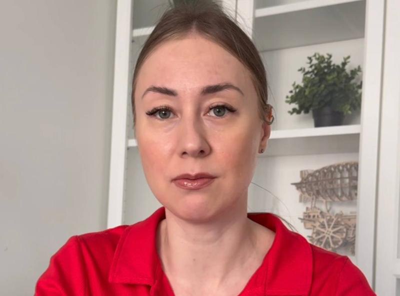 Бывшую журналистку из Бурятии заочно осудили на 6 лет за оправдание терроризма Сегодня 2 й Восточный окружной военный суд заочно постановил обвинительный приговор в отношении Анны Зуевой Бывшую журналистку эмигрировавшую из России осудили за публичное оправдание терроризма и уклонение от исполнения обязанностей иноагента Судом установлено что она 2 июня 2025 года в своём телеграм канале а также ютуб канале опубликовала видеозапись одного из проукраинских каналов о террористическом акте совершенном 1 июня 2025 года в Иркутской области с помощью БПЛА оснащенных взрывчатыми веществами В своём видео Анна Зуева одобряла и оправдывала произошедшее Также Зуева признанная в октябре 2024 года иностранным агентом будучи дважды привлеченной в течение 2025 года к административной ответственности за нарушение порядка деятельности иноагента находясь за пределами РФ с апреля по июнь 2025 года в телеграм канале и ютуб канале разместила различные материалы без указания на то что эти материалы информация произведены и или направлены иноагентом либо касаются деятельности такого агента отмечает пресс служба суда Суд по совокупности преступлений назначил ей наказание в виде лишения свободы на срок 6 лет в исправительной колонии общего режима Также она лишена права заниматься публичной деятельностью и администрированием в интернете на 3 года Приговор в законную силу не вступил признана иноагентом также внесена в список террористов и экстремистов