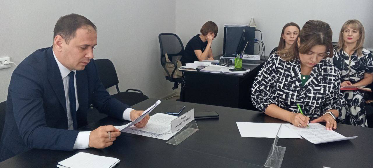 Сегодня состоялось заседание комитета Народного Совета Луганской Народной Республики по строительству, жилищно-коммунальному хозяйству, энергетике и транспорту, на котором выступил Альберт Русланович Апшев — министр инфраструктуры и транспорта ЛНР. В своём докладе министр поделился результатами проделанной работы и планами на будущее, особенно отметив преображение дорог нашей республики. В завершение встречи министр ответил на наши вопросы. Меня, в частности, интересовал вопрос, который с начала этого года, после обращения граждан на личном приёме, находится у меня в работе. Вопрос об аварийном состоянии моста через реку Северский Донец, ведущего в город Счастье. Как пояснил Альберт Русланович, реконструкция моста запланирована на 2025–2027 годы, в результате чего он станет четырёхполосным, что значительно снизит аварийную опасность на данном участке. Между нашим комитетом и министерством налажено тесное и плодотворное сотрудничество, за что мы поблагодарили Альберта Руслановича в конце встречи.