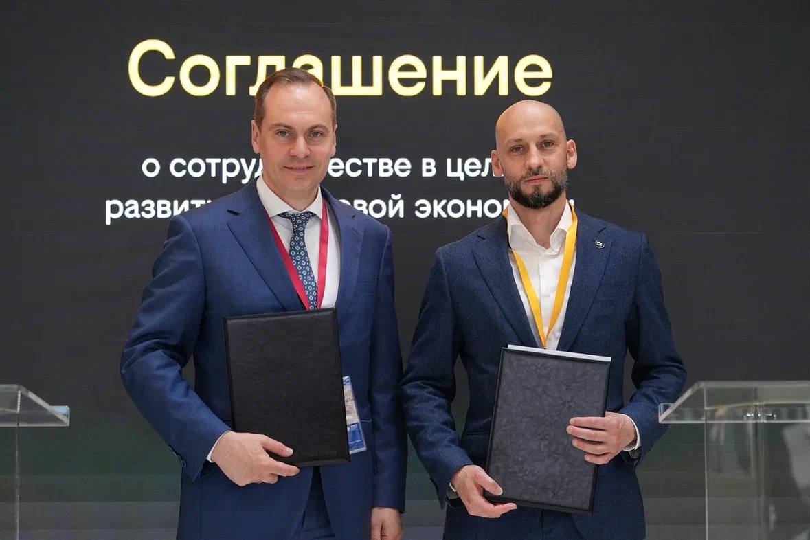На площадке ПМЭФ-2025 вместе с Главой РМ Артёмом Алексеевичем Здуновым провели встречу с гендиректором ПАО «ВымпелКом» Билайн Сергеем Анохиным. Говорили о кибербезопасности, модернизации оборудования и развитии связи в Мордовии. Особенно — в сельских районах. Среди пилотных проектов — улучшение инфраструктуры в Темниковском туристическом кластере. Место с потенциалом, которому нужна современная цифровая база. Разговор получился предметным. Есть понимание, как двигаться дальше.