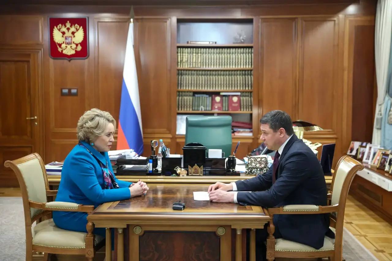 Председатель Совета Федерации России Валентина Матвиенко 11 ноября провела встречу с главой Тамбовской области Евгением Первышовым Валентина Матвиенко поздравила Евгения Первышова с избранием на пост главы Тамбовской области отметив что жители региона оказали ему доверие По словам главы Совфеда здесь живут настоящие труженики у региона большой потенциал Председатель Совфеда обратила особое внимание на то что Евгений Первышов участник специальной военной операции и выпускник программы Время героев награжден Орденом мужества Очень хорошо что такие достойные люди приходят во власть подчеркнула она Валентина Матвиенко поинтересовалась как идут дела в области как работает программа поддержки участников СВО в чем нужна помощь федерального центра в том числе Совета Федерации Фото пресс служба Совета Федерации Полное видео встречи можно посмотреть в канале главы региона Евгения Первышова в МАХ