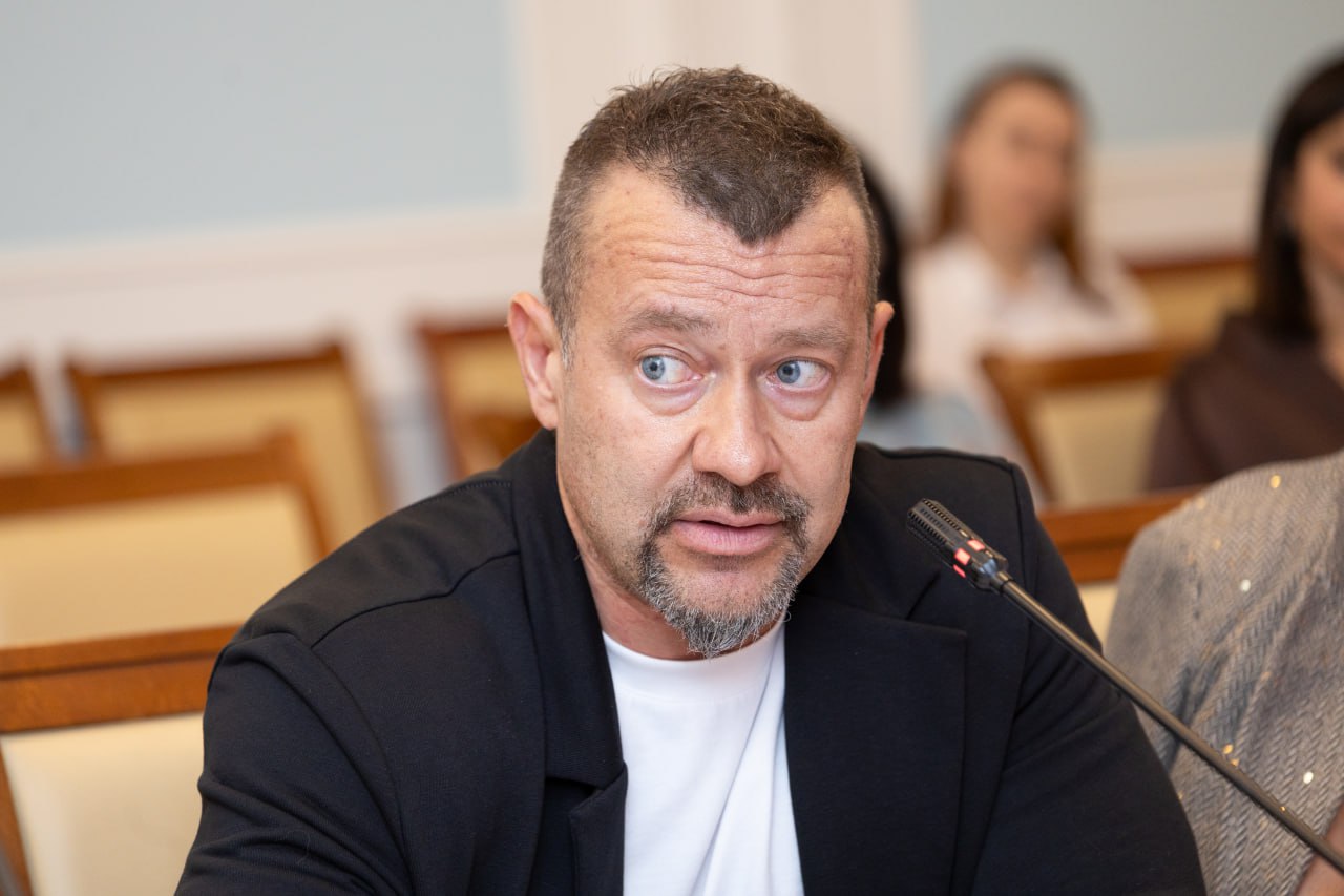 Исследование портала SuperJob, в котором приняло участие более 1 тыс. работодателей из всех федеральных округов, показало, что 70% компаний и предприятий не требуют опыта работы при найме молодых специалистов. При этом 67% компаний рассматривают на вакантные позиции выпускников колледжей. Руководитель экспертного центра по трудовым отношениям и охране труда «Деловой России», партнер группы SRG Виталий Федин заявил «Ведомостям», что в сложившейся ситуации на рынке труда бизнесу необходимо работать с талантливой молодежью еще со студенческой скамьи. «Сегодня работодатели понимают, что молодежь будет задавать новые тренды в трудовых отношениях и выступит драйвером в изменении подходов к формированию корпоративной культуры. Это вызов для российских компаний, которые осознают, что молодые сотрудники – очень ценный ресурс», – сказал делоросс. Согласно исследованию, больше всего лояльны к молодым специалистам работодатели из сфер торговли, финансов, промышленности.
