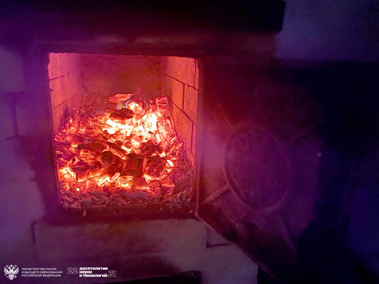 Сотрудники Института теплофизики им С С Кутателадзе СО РАН и Института химии твердого тела и механохимии СО РАН ISSCMSBRAS создали композитное порошковое топливо из углей и отходов деревообрабатывающих производств Оно обладает повышенной воспламеняемостью увеличивает степень выгорания используемых топлив и обеспечивает стабильное горение даже для низкореакционных углей антрацита Полученный композит можно использовать на современном топочном оборудовании Основные причины эффективности композита в том что при совместном механохимическом активировании в мельнице активаторе происходит формирование общей поверхности частиц угля и опилок из за чего на поверхности частиц возникают парамагнитные центры свободные радикалы которые ускоряют реакции воспламенения Также в композитах происходит тесный контакт между компонентами частицы угля прилипают к более крупным частицам опилок что обеспечивает лучшую передачу тепла и активных центров и приводит к совмещению стадий выделения летучих веществ из биомассы и окисления угля В результате время задержки воспламенения снижается на 20 30 по сравнению со смесью и происходит более стабильное и полное сгорание с более высокой температурой в факеле В случае газификации композит обеспечивает равномерное выделение синтез газа H₂ CO Таким образом ключевой фактор не просто смешивание а совместная механическая активация приводящая к образованию реакционноспособных структур с общей поверхностью рассказал научный сотрудник ИТ СО РАН Артём Кузнецов По словам ученых композит предназначен в первую очередь для сжигания в угольных энергоустановках по технологии совместного сжигания угля и биомассы На тепловых электростанциях ТЭС и в городских котельных а также в установках для частного сектора существуют угольные котлы где уже используется пылеугольное топливо Добавление 5 10 биомассы к угольному топливу обычно не требует серьезной модификации энергетического оборудования что делает этот метод экологически и экономически привлекательным для промышленных предприятий Также композит может применяться в газогенераторах для переработки отходов в синтез газ Подробнее можно прочитать на сайте Науки в Сибири Материал подготовлен при поддержке гранта Минобрнауки России в рамках Десятилетия науки и технологий