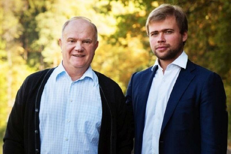 В КПРФ начался транзит внука Зюганова Депутата Мосгордумы Леонида Зюганова сегодня включили в состав ЦК партии. Вероятно, в 2026-м году внук Геннадия Зюганова пойдет в Госдуму. И вполне возможно , на юго-востоке Москвы. Будет забавно, если по тому же избирательному округу, где в позапрошлый созыв ГД выдвигался "погоревшей на лосе" Валерий Рашкин. Запомните этот пост.