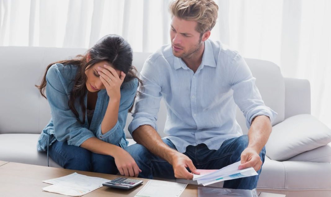 Банки практически перестали одобрять кредиты россиянам Доля одобрений по розничным кредитам к концу 2025 года опустилась до минимальных 17 18 сообщили в НБКИ То есть более 80 заявок банки сейчас отклоняют Самой сложной категорией стали автокредиты по ним доля отказов доходила до 84 Потребкредиты выдают реже чем в одном случае из четырех На ипотеку банки одобряли около 35 заявок летом показатель превышал 50 По словам экспертов банки сознательно держат низкий уровень выдач и не готовы быстро наращивать риски поскольку для них сейчас важнее качество портфеля а не объемы кредитования Основная причина роста отказов по потребкредитам это именно меры ЦБ по борьбе с рискованными ссудами fatcat18