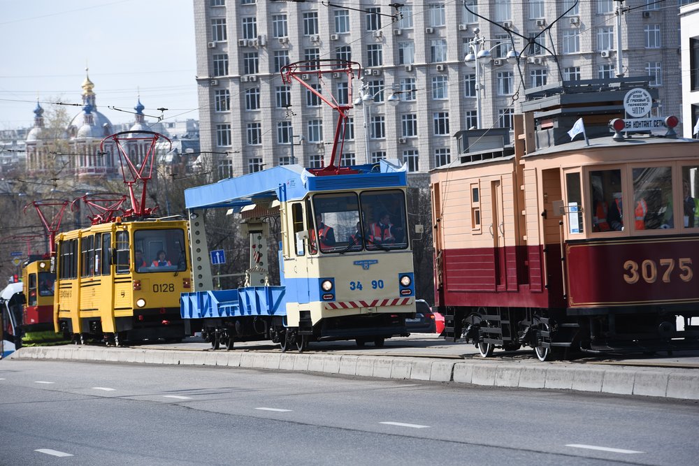 Парад трамваев, выставка ретровагонов и автомобилей пройдет в Москве в субботу в честь 125-летия Московского трамвая, сообщает департамент транспорта  Колонна исторических трамваев проследует от улицы Сергея Эйзенштейна до Останкино и обратно. А затем в трамвайном депо имени Н. Э. Баумана пройдет выставка ретровагонов и машин.