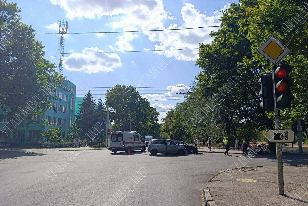 ДТП в Тирасполе: есть пострадавшие «Фольксваген» не уступил дорогу «Опелю», и произошло столкновение. Пассажирки в «Фольксвагене» получили серьезные повреждения. У 48-летней женщины — травма головы и перелом ноги, у 25-летней девушки — закрытая черепно-мозговая травма, сотрясение мозга, ссадины и ушибы. Обе пострадавшие — в РКБ.
