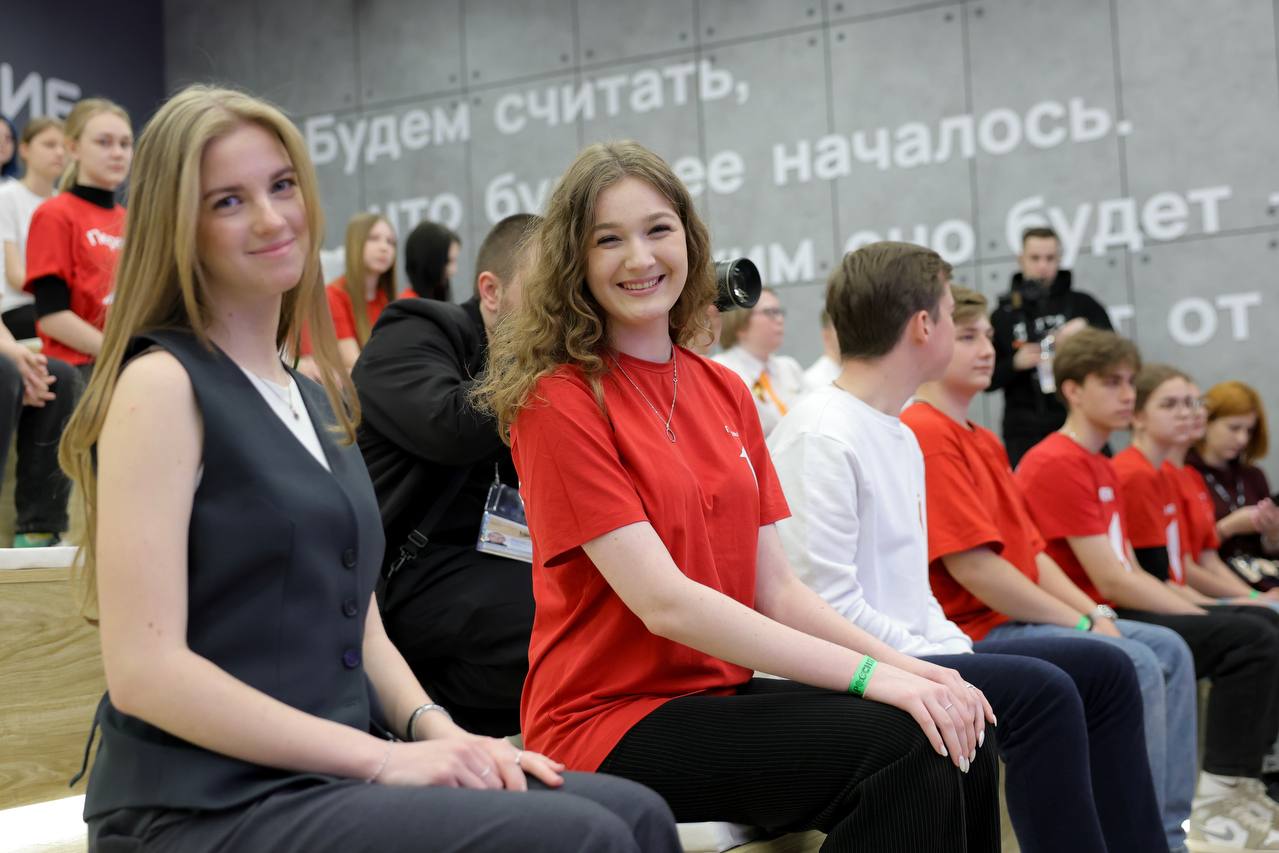 В НЦ «Россия» открылась площадка «Молодежь и дети в Пространстве Возможностей» В торжественной церемонии и экскурсии по новому пространству принял участие начальник Управления Президента РФ по общественным проектам Сергей Новиков. Он поздравил ребят с открытием пространства: Сейчас у молодежи контент — главная движущая сила обучения, развития и развлечения. Вся жизнь молодого поколения проходит в пространстве, связанном с генерацией контента. Я очень надеюсь, что в Национальном центре "Россия", в пространстве Движения Первых будет создаваться огромное количество познавательного и полезного контента. Созданием площадки совместно занимались крупнейшие общественные организации страны: Движение Первых, Росмолодёжь, президентская платформа «Россия — страна возможностей», Российское общество «Знание» и Национальный центр «Россия». По нацпроекту "Молодёжь и дети" будем развивать сообщество Всероссийского проекта "МедиаПритяжение", которое уже насчитывает более 120 тысяч участников. Мы поможем юным журналистам, фото- и видеооператорам, режиссёрам и редакторам расширить кругозор, овладеть новыми навыками и компетенциями, — подчеркнул Герой России, председатель правления Движения Первых Артур Орлов. В «Пространстве Возможностей» ребята смогут развивать медиаграмотность, цифровую культуру, патриотизм и творческий потенциал, отметила заместитель генерального директора Национального центра «Россия» Анастасия Звягина: Национальный центр "Россия" создавался нашим Президентом прежде всего для детей, для молодежи, для нашего будущего. Важно, что "медиадом" открылся именно в нашем пространстве. Здесь ежедневно проходят мероприятия, посвященные России и ее достижениям: культурные, образовательные и молодежные. И теперь молодежь сможет делать свой контент отсюда.