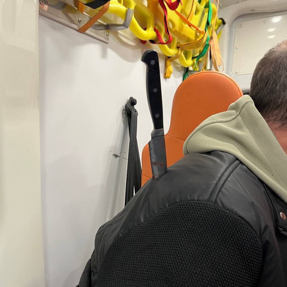 Женщина воткнула нож в спину таксиста из за подорожания поездки Пассажирка в Подмосковье попросила заехать в магазин но отказалась платить за дополнительные километры Слово за слово и в ход пошёл нож Таксист сам доехал до больницы где врачи извлекли клинок Позже он признался что получить нож в спину из за 190 рублей такое себе retailrus