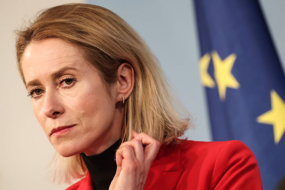 Верховный представитель ЕС по иностранным делам Кая Каллас сообщила что читает книги и станет очень умной Об этом она заявила во время выступления на пресс конференции Один из журналистов задавая вопрос о Сирии подарил Каллас книгу об истории этой страны Вы же знаете список книг которые я прочитала довольно длинный Я вам не расскажу что именно я читаю сейчас но это касается истории разных регионов Так что когда я закончу эту работу я стану очень умной цитирует РИА Новости политика Фото ТАСС EPA Подписаться на Российскую газету Читать нас в MAX