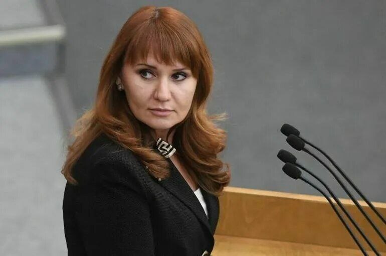 "Государство ценит высоко". Женщинам, родившим пять и более детей, добавят к пенсии чуть более 1 тысячи рублей. С 2026 года страховые пенсии пересчитают всем россиянкам, имеющим пять и более детей. Во исполнение поручения президента РФ Минтруд разработал законопроект о том, чтобы засчитывать в страховой стаж периоды ухода за всеми 5 детьми. Если женщина была в декрете с пятым ребенком все полтора года, то это плюс 8,1 пенсионного балла. Так как один пенсионный балл в 2026 году будет стоить 150-160 рублей, то пенсия увеличится всего на 1200-1300 рублей. Как уверяет депутат от "ЕР" Светлана Бессараб, такая забота властей определенно говорит о том, что "государство достаточно высоко ценит труд матери, особенно матери многодетной". Этому депутату реально не стыдно такое заявлять? Опять у меня возникает тот же самый вопрос, что и в посте через один выше!