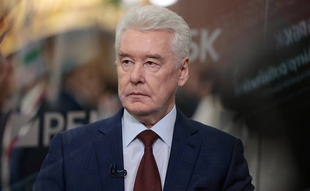 Собянин задал главе Сбербанка Герману Грефу вопрос о том заменит ли его искусственный интеллект Этот вопрос прозвучал в рамках Международного саммита по технологическому предпринимательству и инновациям Moscow Startup Summit Греф ему не ответил По словам главы Сбербанка в течение десяти лет появится искусственный интеллект который будет способен решить сложные проблемы человечества В ближайшие десять лет по общему признанию нас ждет как минимум AGI общий искусственный интеллект Возможно и суперинтеллект Это то что фактически решит не решаемые проблемы человечества В частности оставшиеся семь математических уравнений и еще огромное количество других нерешенных проблем заявил Греф Фото Михаил Гребенщиков РБК Картина дня в телеграм канале РБК