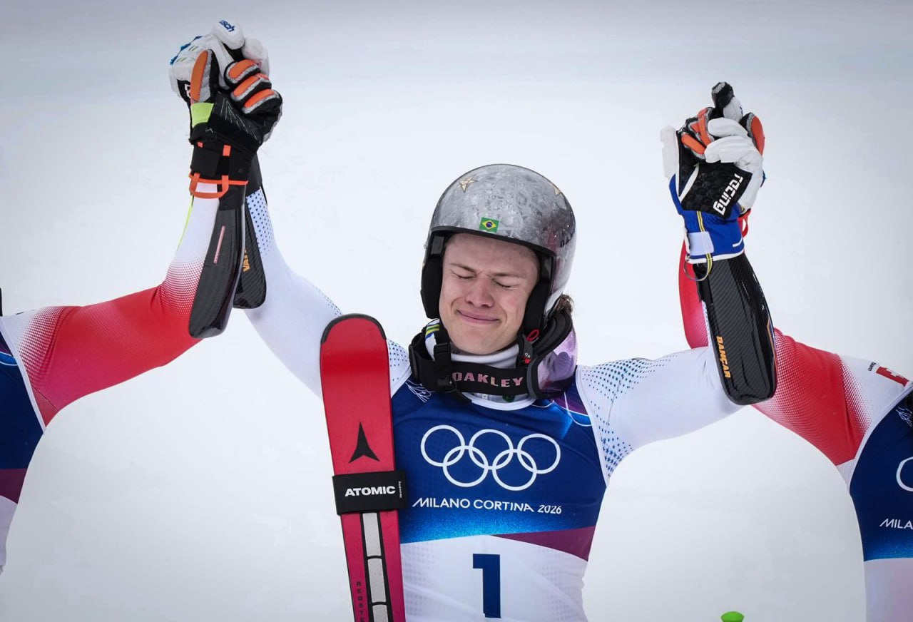 Лукас Пиньейро Бротен принес Южной Америке первую золотую медаль на зимней Олимпиаде Горнолыжник представляющий Бразилию победил в гигантском слаломе показав в двух попытках время в 2 минуты 25 секунд Второе и третье места заняли швейцарцы Марко Одерматт 0 58 секунды и Лоик Мейар 1 17 25 летний Бротен родился в Норвегии и до 2024 года представлял именно эту страну Вошел в историю Подписывайтесь на РИА Новости Спорт в MAX