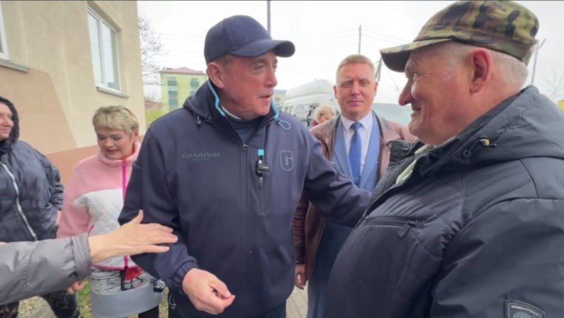Валерий Лимаренко проинспектировал состояние двух подвалов в Макарове Сегодня губернатор находится там с рабочей поездкой. Дом № 13 на улице 50 лет ВЛКСМ заселили в 2015 году, в нем 21 квартира. В 2023 году подъезд здания отремонтировали в рамках реализации проекта «4000 подъездов». В 2025 году и по госпрограмме «Обеспечение населения Сахалинской области качественными услугами жилищно-коммунального хозяйства», запланировали обновить подвал. Также отремонтируют фасад дома и кровлю в рамках краткосрочного плана реализации региональной программы «Капитальный ремонт общего имущества в многоквартирных домах». Не так давно подвал дома затопило, сотрудники управляющей компании оперативно приступили к решению проблемы. Талые воды откачивают специальным насосом. Губернатор Сахалинской области встретился с жильцами дома. Макаровцы сообщили, что в квартирах из-за высокой влажности на стенах иногда появляется плесень, а также о том, что протекает крыша. Валерий Лимаренко обсудил с ними ход восстановительных работ в подвалах, запланированный ремонт, а также обновление фасада и кровли здания. ——— : Прислать нам новость: