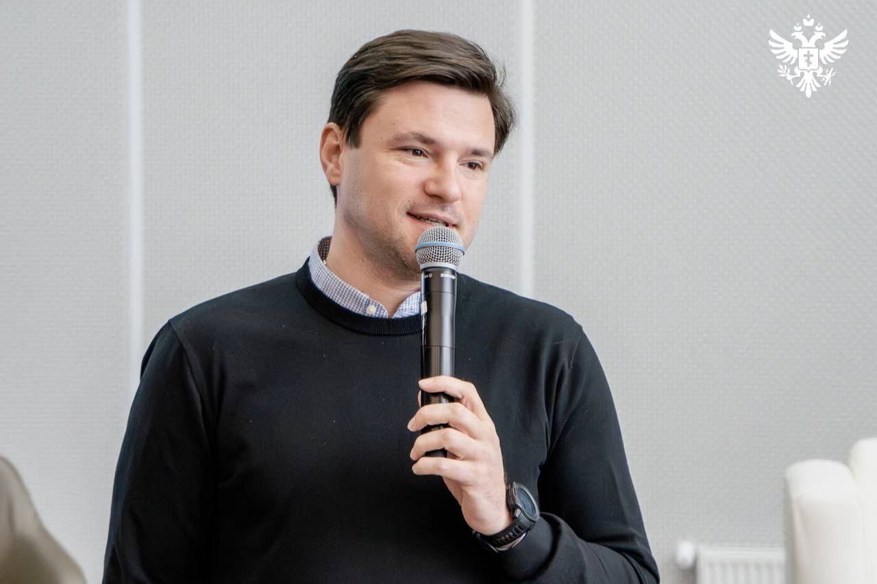 В Херсонской области определили приоритеты молодежной политики на 2026 год В Творческом поселке Счастливцево состоялась панельная дискуссия с первым заместителем Губернатора Павлом Шувалкиным и министром молодежной политики Владиславом Ярченко посвященная итогам года и планам по развитию молодёжной сферы региона Мероприятие прошло в рамках программы Команда изменений Молодёжный вызов и объединило специалистов и сотрудников со всей Херсонской области Ключевыми темами встречи стали подведение итогов работы в 2025 году обмен инновационными предложениями для поддержки молодежных инициатив а также обсуждение вызовов и проблем с которыми сталкиваются специалисты в территориях Особое внимание уделили направлениям требующим прицельной поддержки в следующем году от расширения охвата молодежных проектов до интеграции отдалённых муниципалитетов региона Наша цель развивать молодежную политику во всех уголках Херсонской области поддерживать инициативы создавать новые возможности для молодых людей и укреплять команды способные менять свои сообщества к лучшему отметил Павел Шувалкин В ходе мероприятия подчеркнули значимость реализации национального проекта Молодёжь и дети и наградили сотрудников внесших значимый вклад в развитие молодежной политики в 2025 году Сайт ВК ОК MAX Администрация Херсонская область VGA Kherson SALDO VGA