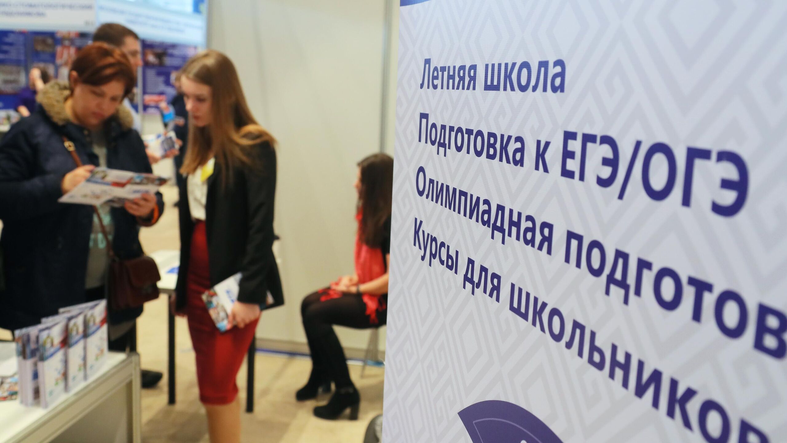 Минпросвещения РФ выйдет с инициативой чтобы продлить до 2029 года эксперимент по сдаче только двух ОГЭ для поступления в колледжи в ряде регионов страны сообщил глава министерства Сергей Кравцов Отдельно хочу сказать что мы обсудили итоги эксперимента который был в том числе инициирован Москвой по поступлению в колледж В эксперименте участвовали три региона Москва Петербург Липецкая область И мы видим эффективность результатов этой работы И приняли решение что выйдем с инициативой о продлении эксперимента до 2029 года и расширении количества участников этого эксперимента сказал Кравцов журналистам Ранее глава министерства сообщил что эксперимент со сдачей на ОГЭ только двух предметов в трех регионах России оказался востребован у школьников и прошел успешно Эксперимент проводился впервые и предусматривал упрощенную процедуру поступления выпускников девятых классов в образовательные организации среднего профессионального образования