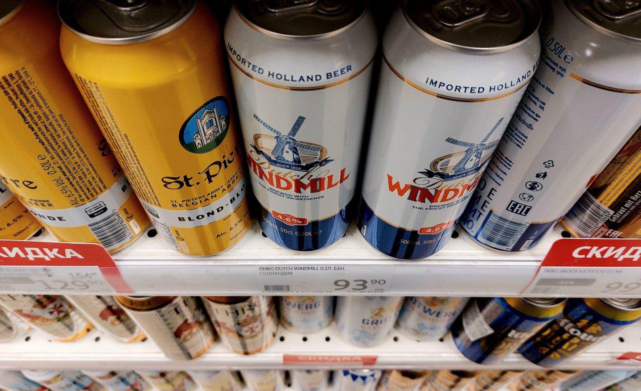 Импортеры недружественного пива нашли способ обхода пошлин с помощью третьих стран Теперь они завозят ту же продукцию через Белоруссию и Казахстан где тариф всего 0 018 0 04 за литр Для сравнения в России ставка на пиво из ЕС составляет 1 5 Разница выходит колоссальной и поставщики работающие напрямую больше не могут конкурировать Основные потоки идут через Белоруссию откуда везут немецкое и чешское пиво Аналогичная схема уже работала с игристыми винами продажи которых через Белоруссию после повышения пошлин выросли в 14 раз Из за этой схемы импортное пиво оформленное в ЕАЭС обходится примерно на 100 рублей дешевле российских аналогов Решить проблему Россия в одиночку не сможет закрыть лазейку можно только на уровне Евразийского экономического союза