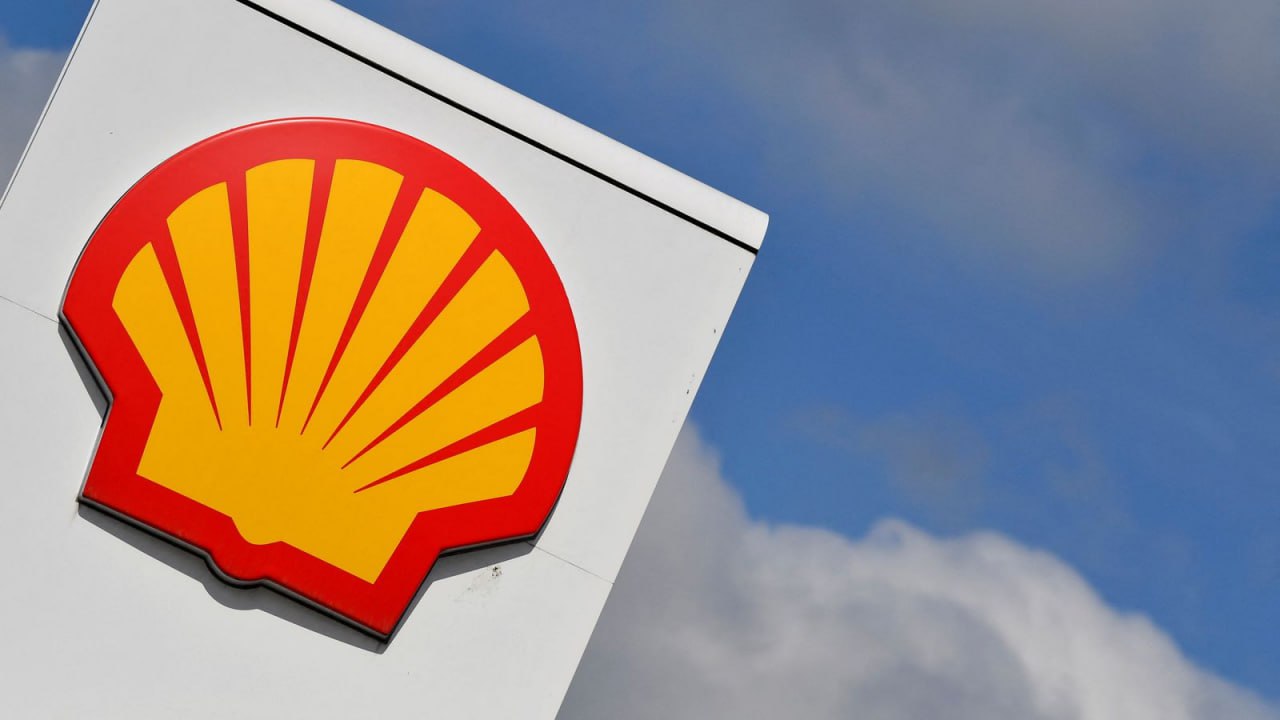 Shell раскрыл газовые планы Shell, крупнейший в мире трейдер сжиженного природного газа, планирует нарастить производство СПГ на 12 млн тонн до конца десятилетия за счет новых проектов, сообщил глава газового подразделения компании Седерик Кремерс. " Существует до 12 млн тонн дополнительных мощностей СПГ , которые мы добавим с настоящего момента и до конца десятилетия", — заявил он в Лондоне. По его словам, все эти проекты сейчас находятся в стадии строительства. Кремерс заметил, что компания планирует запустить СПГ-линии на заводах в Канаде, в Катаре, в Нигерии и ОАЭ. Напомним, что по итогам 2024 г. Shell произвела 29,09 млн т. СПГ. Таким образом, в 2030 году этот объем может вырасти до 41 млн тонн в год. Shell в этом году может реализовать около 70 млн тонн СПГ в год в том числе со сторонних заводов . В прошлом году Shell LNG Marketing and Trading поставил на мировой рынок около 65 млн тонн СПГ в более чем 30 стран по всему миру. Кремерс сообщил, что Shell намерен и дальше наращивать свои возможности по объему продаж СПГ, продукция будет поступать в основном из США и Катара, а спрос – из Азии. В этом году Shell заявил, что мировой спрос на СПГ к 2040 году вырастет примерно на 60% благодаря экономическому росту в Азии, влиянию искусственного интеллекта и мер по сокращению выбросов в тяжелой промышленности и на транспорте.