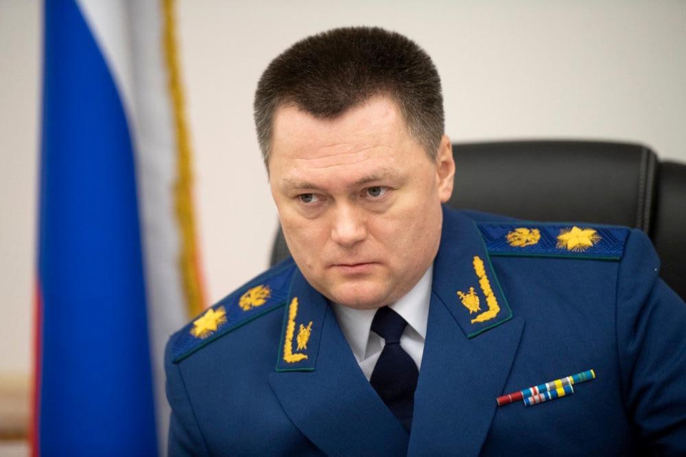 Семья генпрокурора Краснова за три года купила недвижимости на 1 5 млрд На своего малолетнего сына он переписал квартиру за 760 млн Генеральный прокурор России Игорь Краснов стал владельцем элитной недвижимости для своей семьи двух квартир в ЖК Золотой напротив Кремля на имя десятимесячного сына а также нескольких квартир и парковок для жены и шурина Таких денег Краснов попросту не мог заработать законным путем Причем для того чтоб сокрыть недвижимость было проще он пошел по классической схеме устроил фиктивный развод с женой До сих пор у Краснова был образ эдакого честного законника в коррупции и роскошествах его не замечали До дела об убийстве Немцова так и вовсе честнейший законник Давить оппозицию и запрещать неугодные организации он начал уже позже И вот картинка наконец сложилась полностью Потому что не может честный человек занимать высокий пост в этой системе