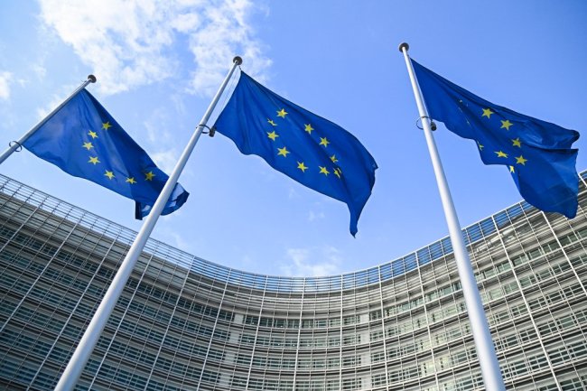 Страны Евросоюза одобрили план по конфискации незаконно замороженных российских активов Последние препятствия в виде возражений Бельгии преодолены пишет издание Politico Власти Бельгии долгое время отказывались одобрить план Еврокомиссии по экспроприации 140 миллиардов российских активов Бельгийцы опасались юридических последствий для компании Euroclear где хранятся средства Сейчас позиция поменялась Бельгия дала понять что не будет блокировать план ЕС по использованию миллиардов долларов из замороженных российских государственных активов для финансирования крупного кредита для Украины Ожидается что теперь европейские лидеры на саммите в четверг 23 октября окончательно одобрят план и дадаут политическое разрешение Еврокомиссии начать претворять его в жизнь ЕК будет поручено выдвинуть предложение которое подкреплено соответствующей европейской солидарностью и распределением рисков В то же время отмечает Politico Брюсселю предстоят непростые переговоры с европейскими столицами чтобы синхронизировать свои планы с национальными законодательствами стран ЕС В Еврокомиссии продолжают настаивать что план по конфискации активов не является экспроприацией поскольку Россия все еще может вернуть замороженные активы выплатив послевоенные компенсации Украине Но мало кто в Европе в это действительно верит а многие предпочитают назвать происходящее своим именем Европа пытается украсть российские деньги Фото РИА Новости Подписаться на Российскую газету в Читать нас в MAX